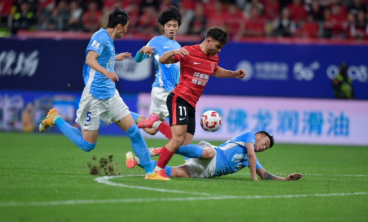 关于足球队员们在比赛中发挥出色，夺得比赛胜利的信息