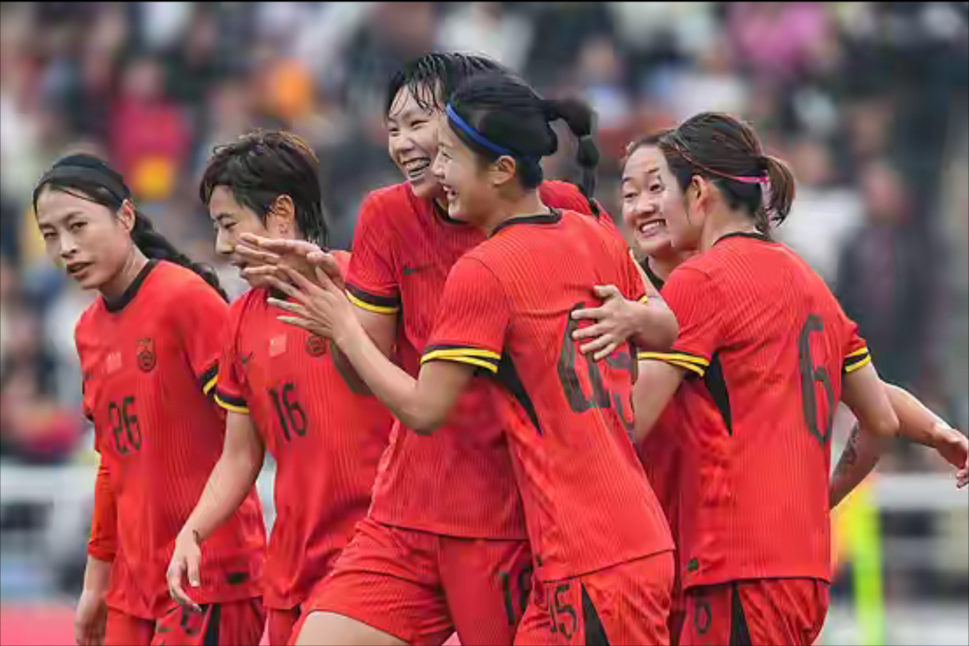 中国女足队员团结协作，赢得关键比赛的简单介绍